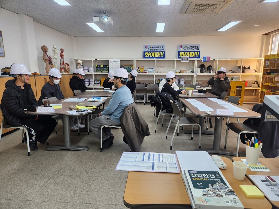 2026학년도 산업안전보건과 1학년 성인학습자반 공학기초 수업 사진